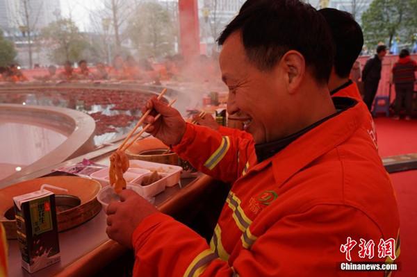 世界之最！環(huán)衛工工享“天下第一大火鍋” 圖片