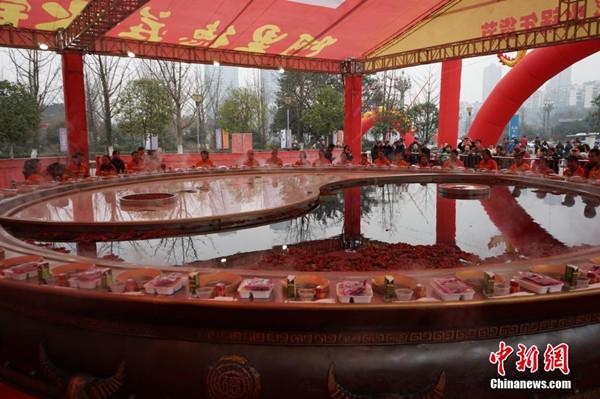 世界之最！環(huán)衛工工享“天下第一大火鍋” 圖片